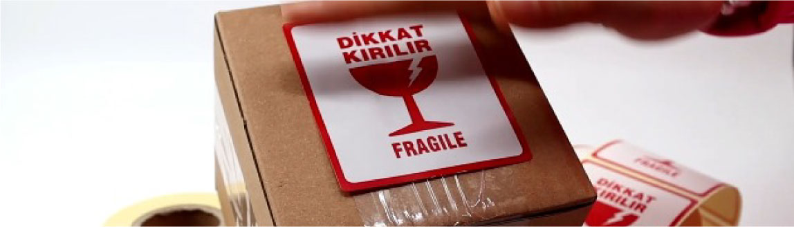 Kargo tanımlama çözümleriyle gönderilerinizi güvenle teslim edin. Koli üstü stickerlar, paketlerinizin hızlı bir şekilde tanımlanmasını sağlar ve markanızın görünürlüğünü artırır.